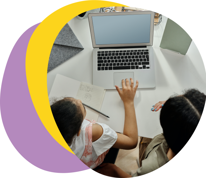 Alumna haciendo la tarea con su profesora