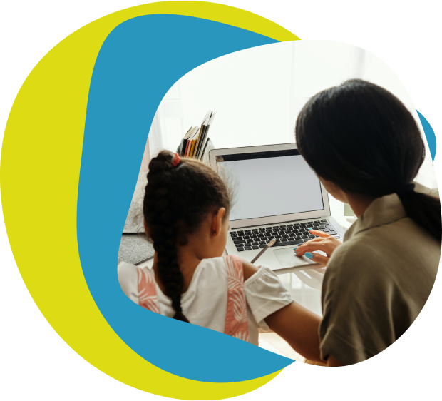 Alumna haciendo la tarea con su profesora