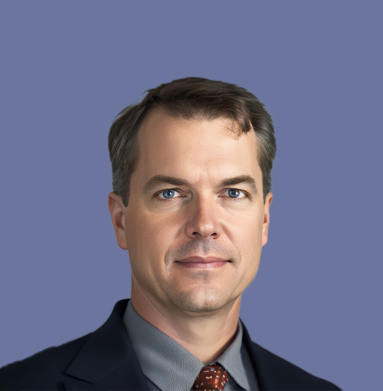 Foto de perfil del profesor mirando al frente.